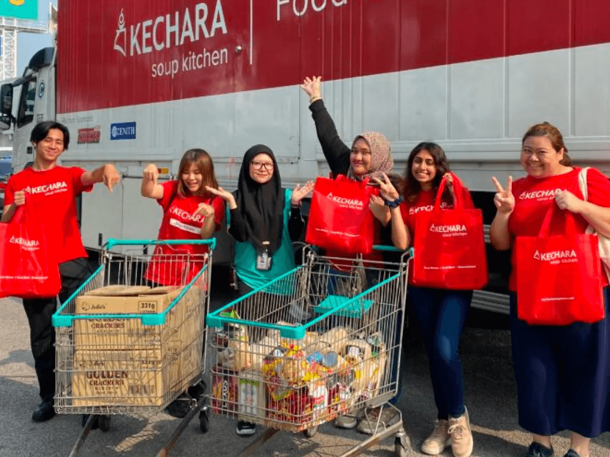 Volunteers from Melaka distributing food packs to beneficiaries