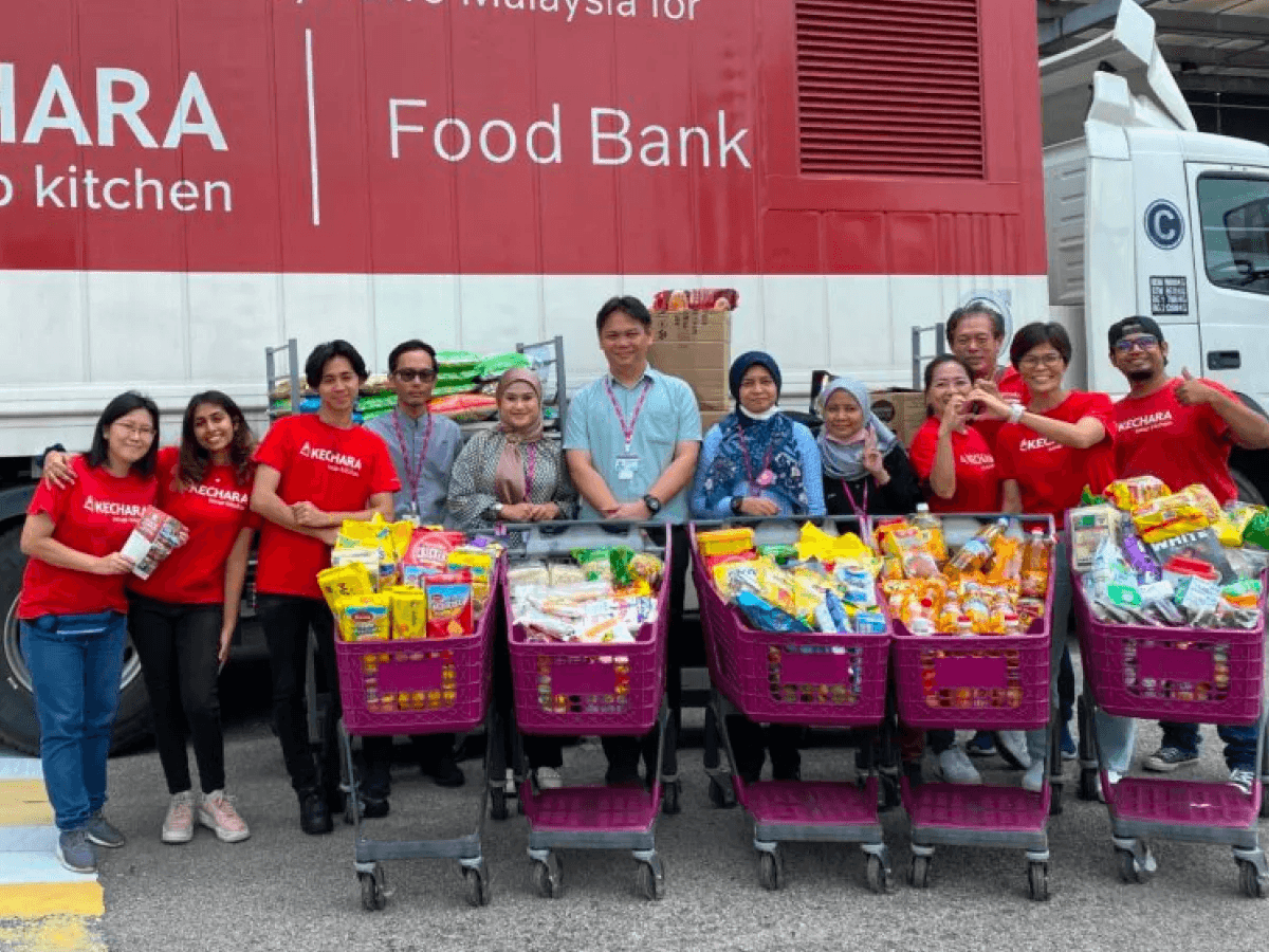 Volunteers from Johor distributing food packs to beneficiaries