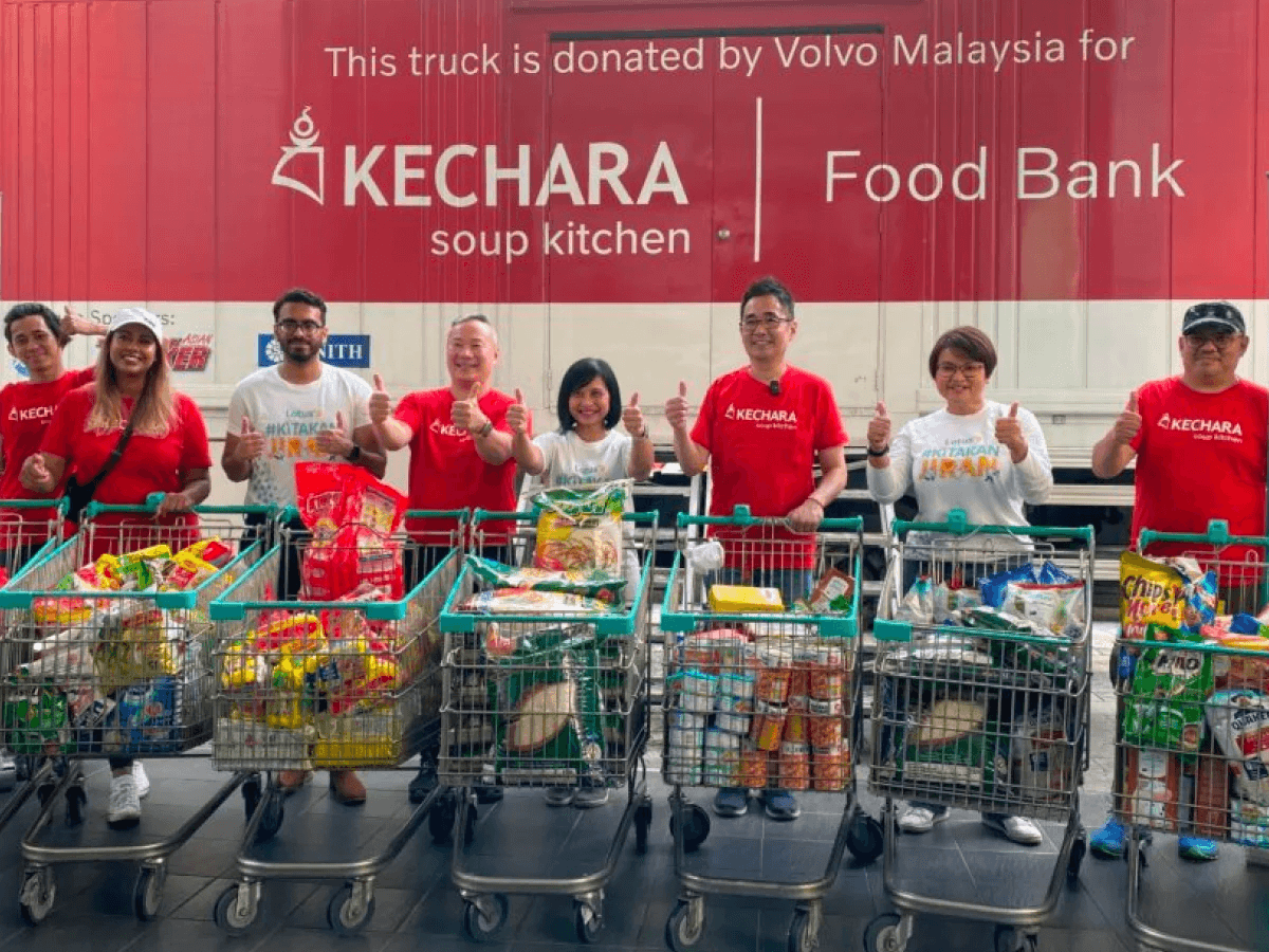 Volunteers from Klang Valley distributing food packs to beneficiaries