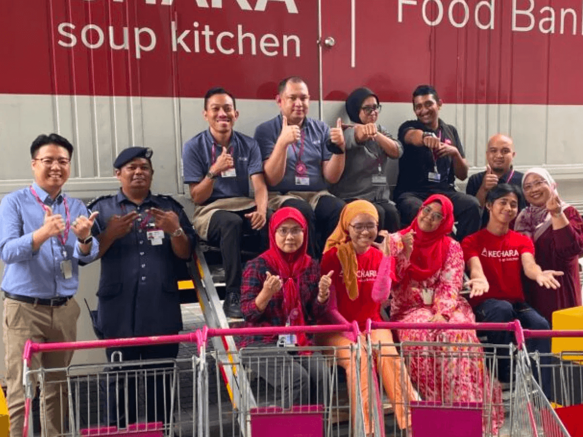 Volunteers from Perak distributing food packs to beneficiaries