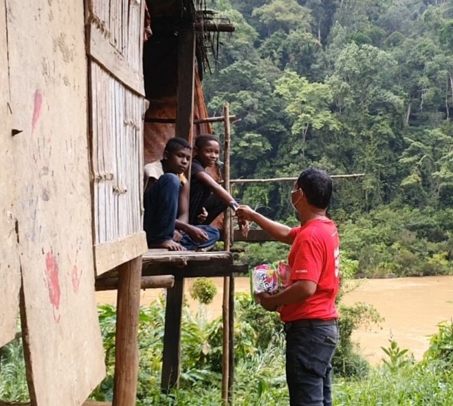 KSK staff giving out food supplies for Orang Asli in Kuala Tahan