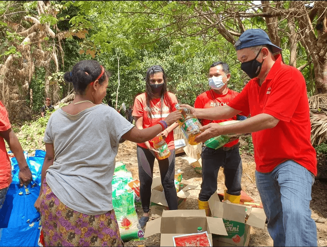 Aunty receiving food provisions for her family