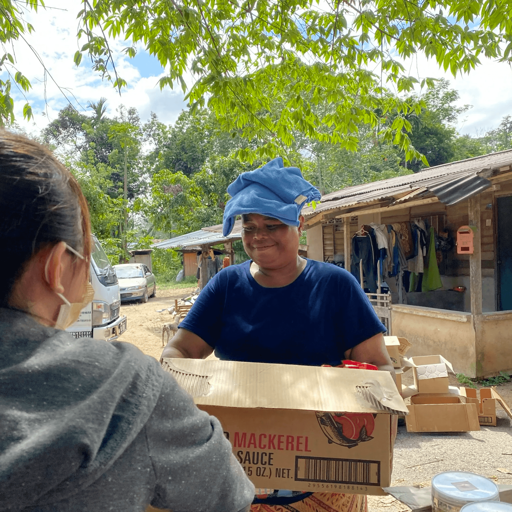 KSK volunteers passing food packs around