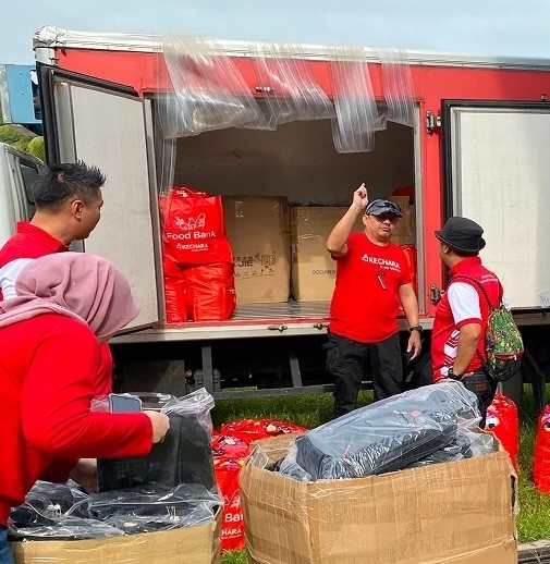 Kechara Soup Kitchen volunteers working together moving food items