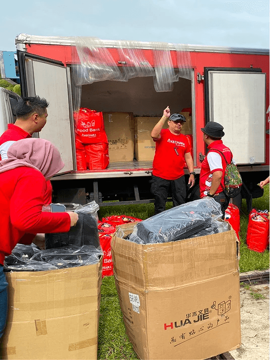 KSK volunteers moving food packages from a lorry