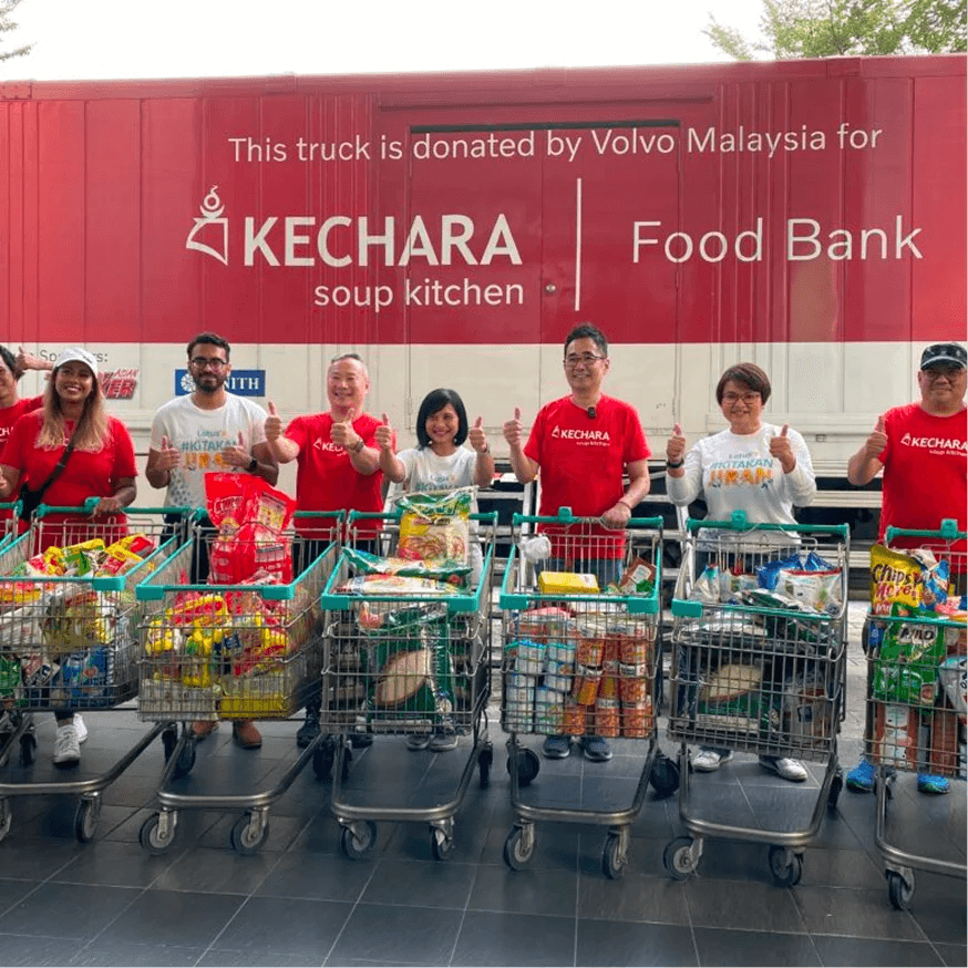 Volunteers working together in Klang Valley